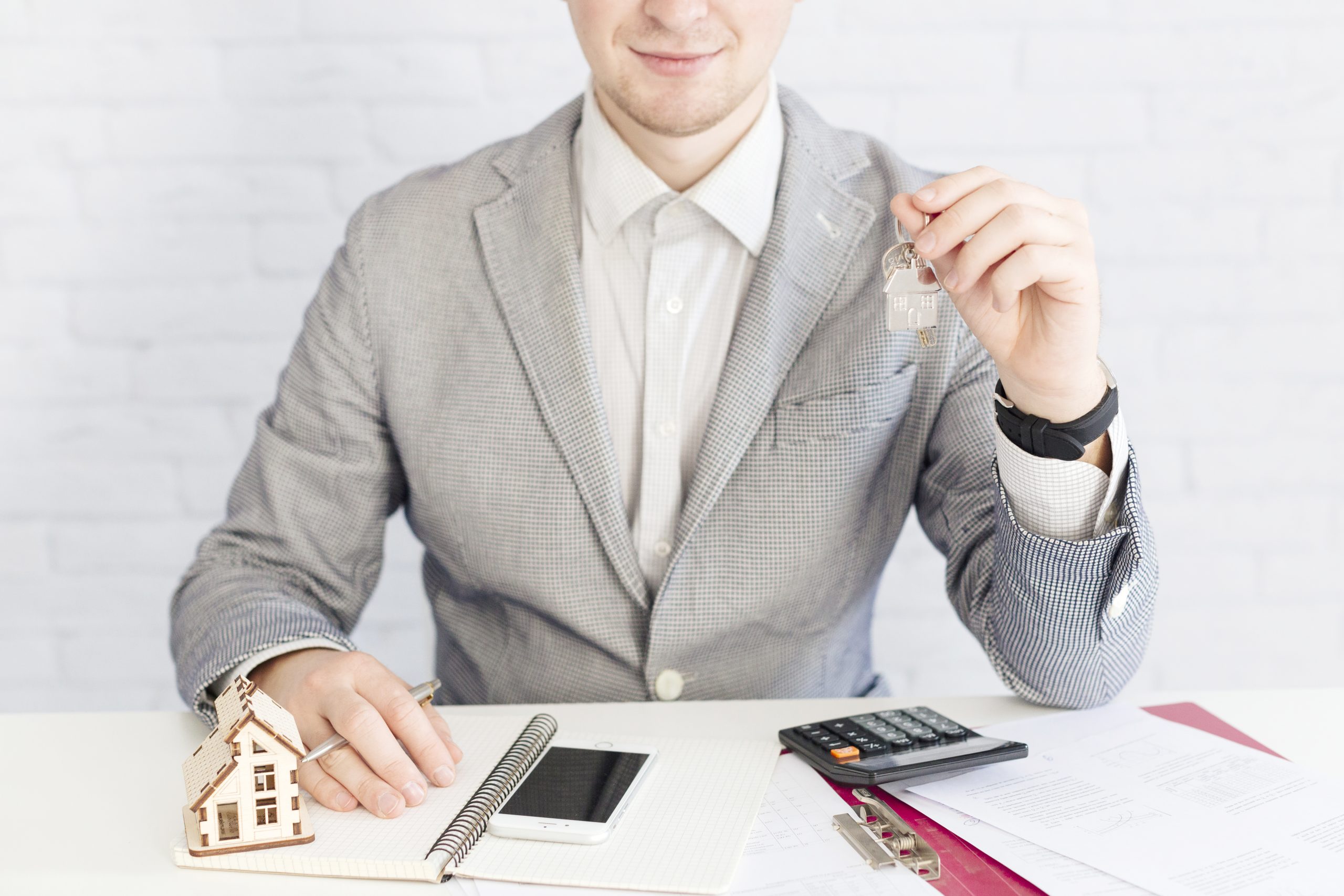 smiling-agent-giving-keys
